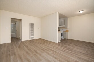 7762 Foothill Blvd in Tujunga, CA - Building Photo - Interior Photo