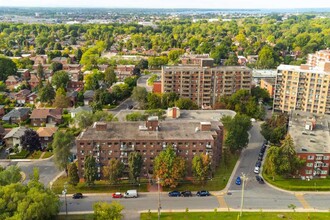 Free ParkingSunnybrooke in Côte-St-Luc, QC - Building Photo - Building Photo