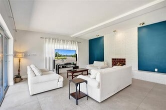 1940 NE 185th Ter in North Miami Beach, FL - Foto de edificio - Building Photo