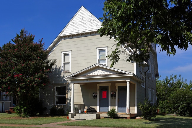 225 N Jackson in Edmond, OK - Building Photo - Building Photo