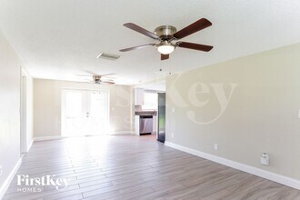 1006 Stonefence Way in Tarpon Springs, FL - Foto de edificio - Building Photo