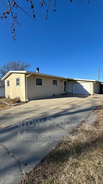 8340 Chestnut Ln in Lincoln, NE - Building Photo