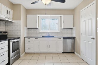 4916 Crescent Ave in Kansas City, MO - Foto de edificio - Building Photo