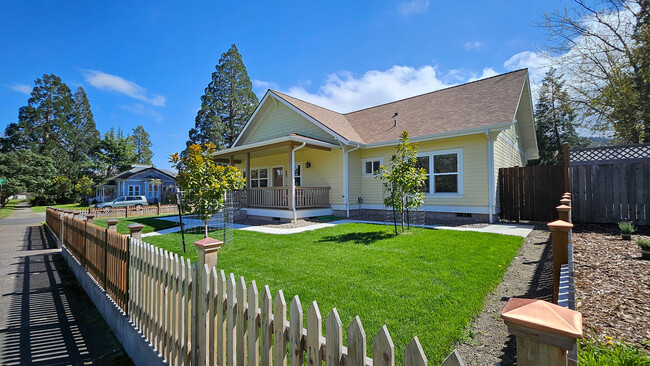 882 B St in Ashland, OR - Building Photo - Building Photo