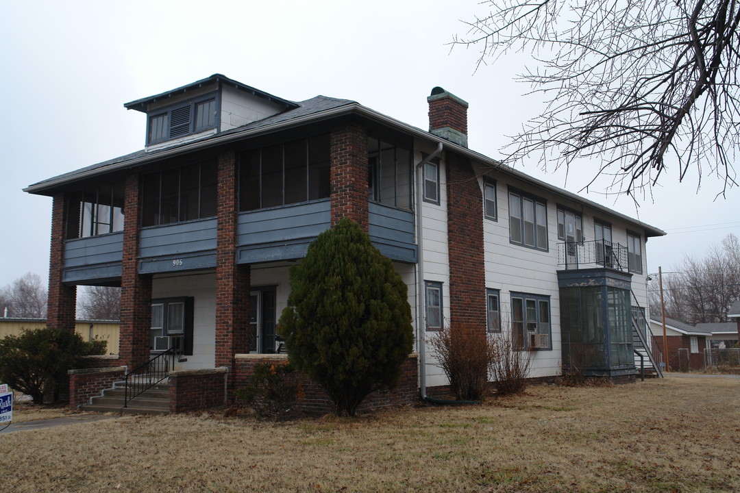 906 N Summit St in Arkansas City, KS - Building Photo