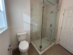 10521 SW 180th St in Miami, FL - Foto de edificio - Building Photo