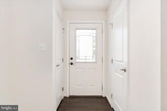 7627 Hamilton Xing in Severn, MD - Foto de edificio - Building Photo