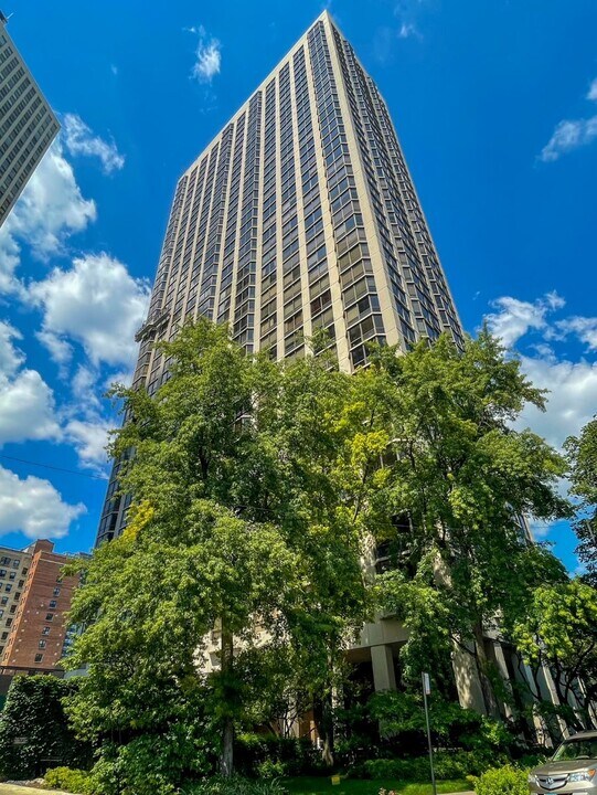 2650 N Lakeview Ave, Unit 3105 in Chicago, IL - Building Photo