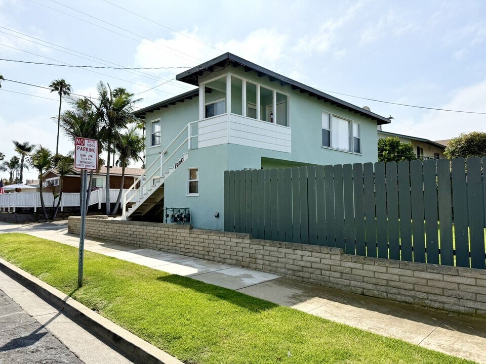 1900-1904 Broadway St in Oceanside, CA - Building Photo