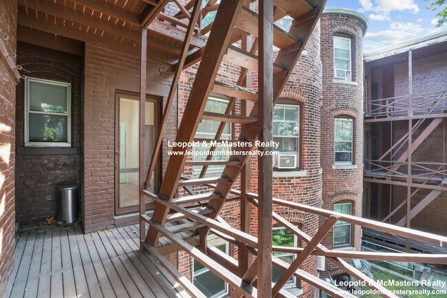 36 Winchester St, Unit 5 in Brookline, MA - Building Photo - Building Photo