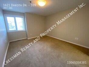 1621 Dakota Dr in Regina, SK - Building Photo - Building Photo