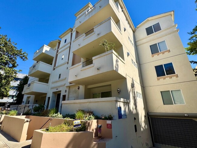 1726 S Bentley Ave in Los Angeles, CA - Building Photo - Building Photo