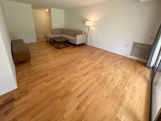 2052 Royal Fern Ct, Unit 2B in Reston, VA - Building Photo - Building Photo