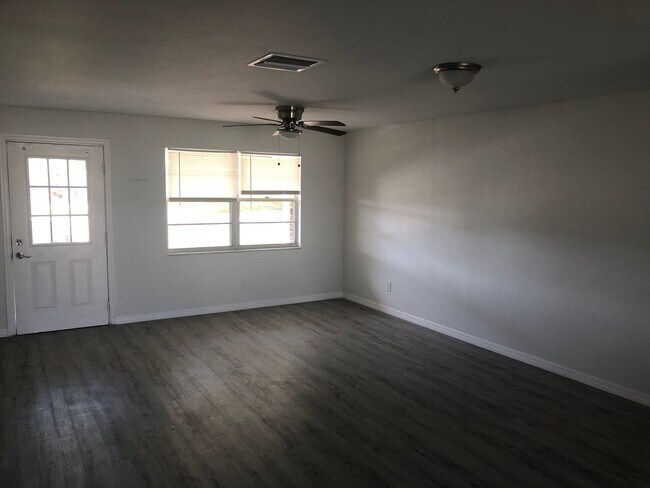 4825 Tudor Dr in Cape Coral, FL - Building Photo - Building Photo