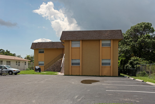 150 NW 42nd St in Oakland Park, FL - Foto de edificio - Building Photo