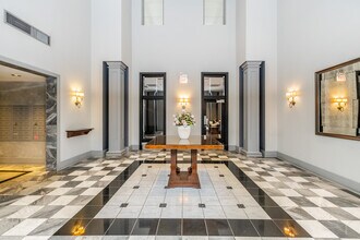 70 W Huron St, Unit 503 in Chicago, IL - Building Photo - Building Photo