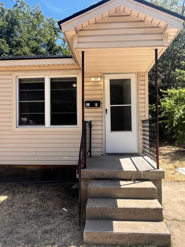 property at 910 1/2 SW 7th St