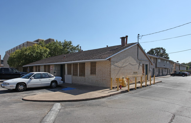 Summit at North MacGregor Arms Apartments in Houston, TX - Foto de edificio - Building Photo