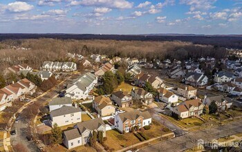 15 Mapleton Rd in Old Bridge, NJ - Foto de edificio - Building Photo