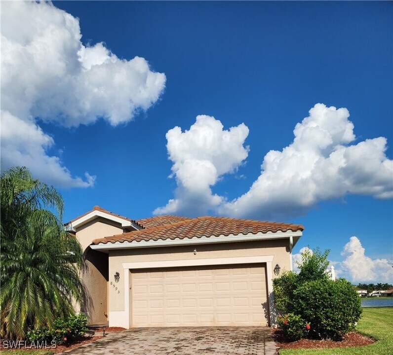 8593 Pegasus Dr in Lehigh Acres, FL - Foto de edificio