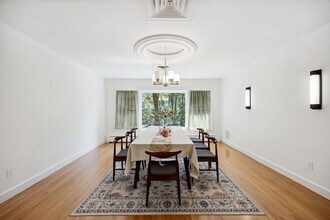28 Paddington Rd in Scarsdale, NY - Building Photo - Building Photo