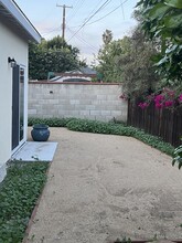 8130 Sylmar Ave in Los Angeles, CA - Foto de edificio - Building Photo