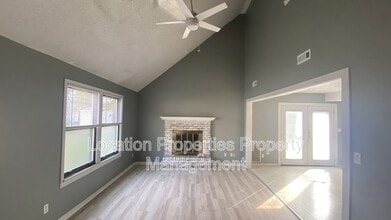 331 Clayton Ct in Lawrence, KS - Building Photo - Building Photo