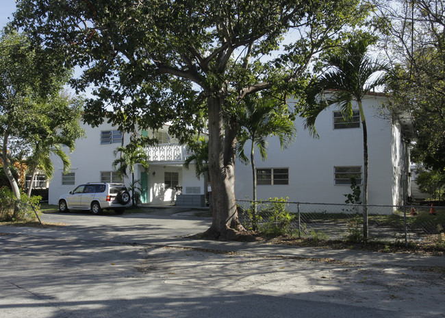 756 NE 126th St in North Miami, FL - Foto de edificio - Building Photo