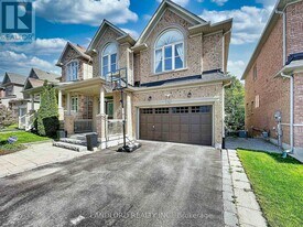 31 Ida Jane Grove in Whitchurch-Stouffville, ON - Building Photo
