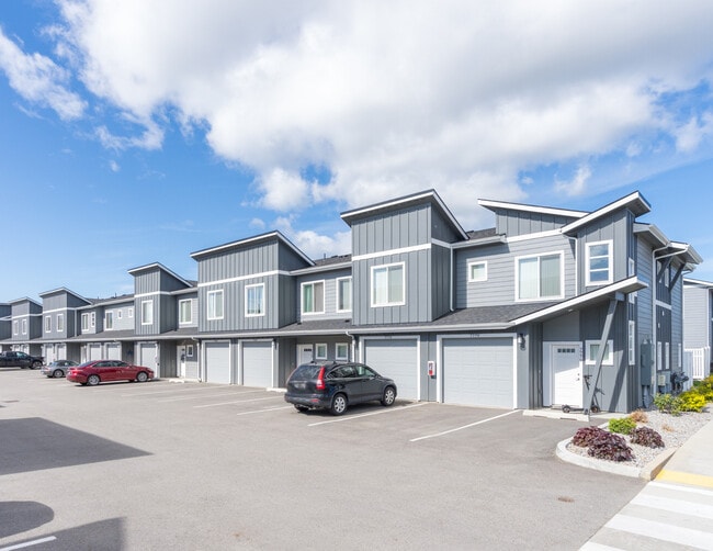 Prairie Pointe Apartments & Townhomes