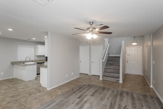 8064 Torremolinos Ave in Las Vegas, NV - Foto de edificio - Building Photo