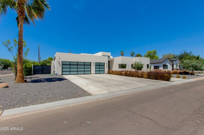 4002 E Avalon Dr in Phoenix, AZ - Building Photo - Building Photo