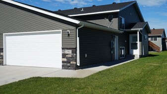 2147 Allison Lane West in West Fargo, ND - Building Photo