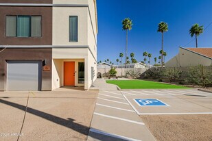 2502 E Paradise Ln in Phoenix, AZ - Building Photo