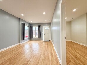 5307 N Central Ave, Unit 1 in Chicago, IL - Foto de edificio - Building Photo