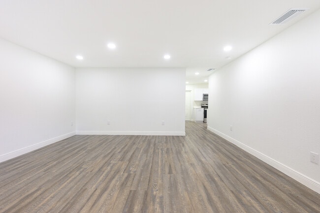 2355 NW 99th Ter in Miami, FL - Foto de edificio - Building Photo