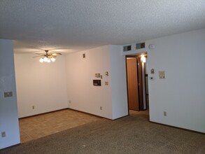 4731 S Baha Ave, Unit 1 in Sioux Falls, SD - Foto de edificio - Building Photo