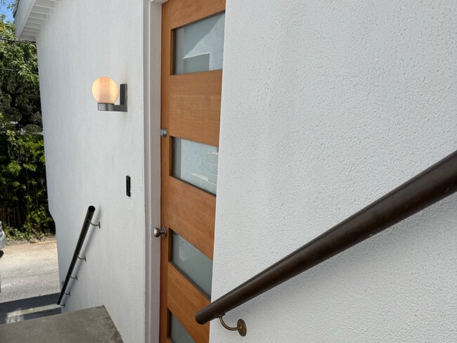 8863 Lookout Mountain Ave in Los Angeles, CA - Building Photo - Building Photo