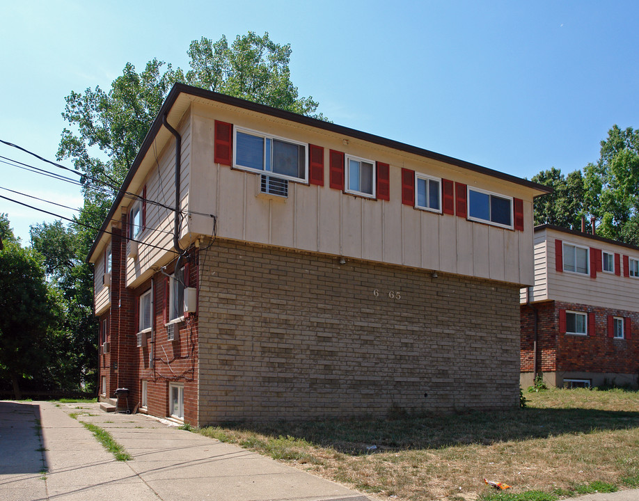 6065 Stover Ave in Cincinnati, OH - Foto de edificio