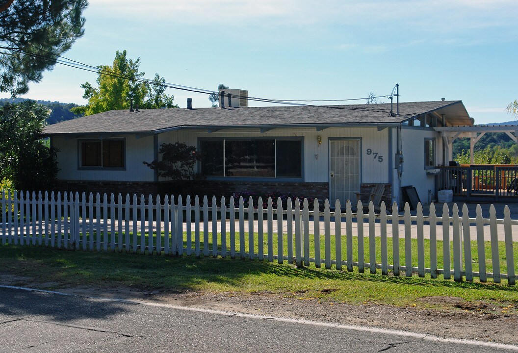 975 Loma Dr in Ojai, CA - Foto de edificio