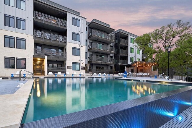 3600 S Lamar Blvd in Austin, TX - Foto de edificio - Building Photo