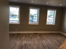 720 E Main St in Welland, ON - Building Photo