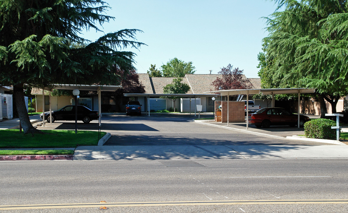 4676 E Clinton Ave in Fresno, CA - Building Photo