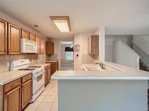 215 Spruce Dr in Kyle, TX - Building Photo - Building Photo