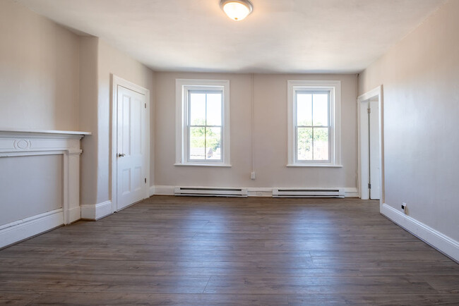 42 Liberty St, Unit 2 in Newburgh, NY - Building Photo - Building Photo