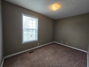 201 Golden Pond Ave in Oak Grove, KY - Building Photo - Building Photo