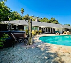 15635 Vandorf Pl, Unit Studio Style in Encino, CA - Foto de edificio - Building Photo