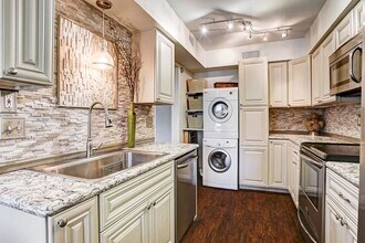 351 N Post Oak Ln in Houston, TX - Building Photo - Building Photo