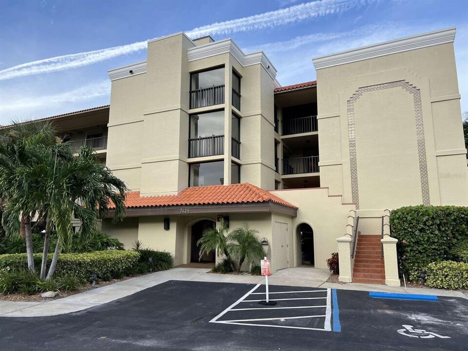 7435 Bayshore Dr-Unit -201 in Treasure Island, FL - Foto de edificio