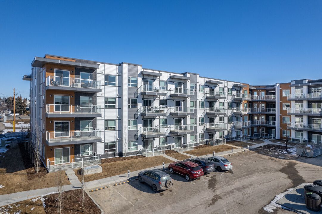 The Pinnacle in Calgary, AB - Building Photo